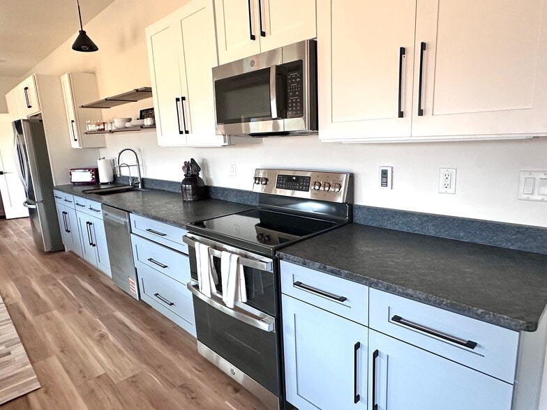 LOADED kitchen, enough to make Thanksgiving - 53 Riverview Cir