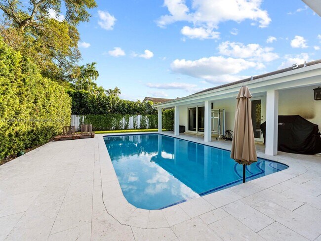 Building Photo - 10921 SW 116th Ave