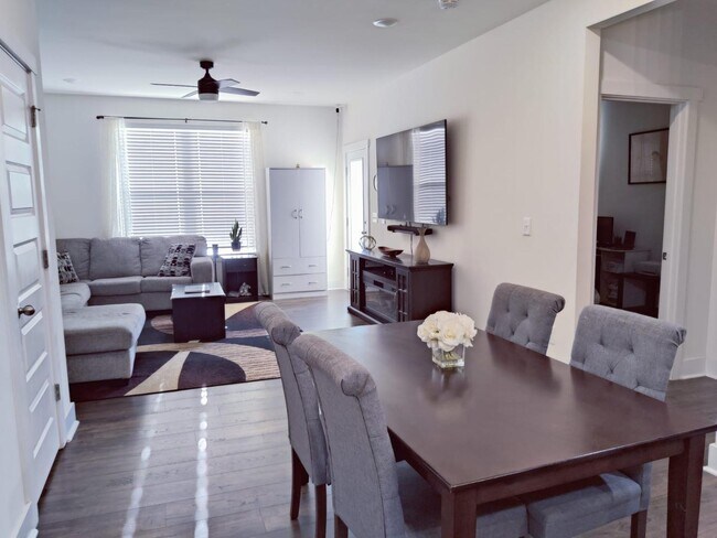 Building Photo - 4 Bedroom Townhome for Rent Apex