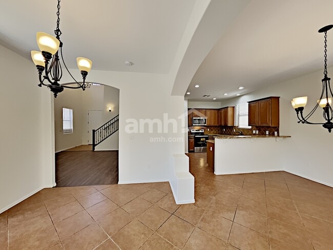 Building Photo - 576 E Calle De Ocaso