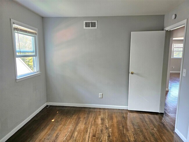 Building Photo - 426 River Ave