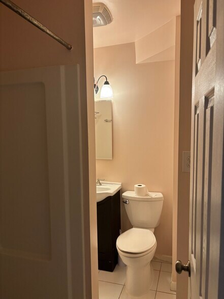 Building Photo - 423 Moyer St