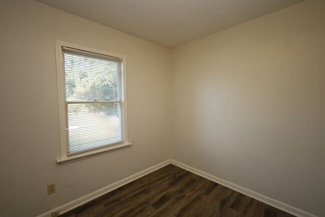 Building Photo - 818 Stillwater Dr