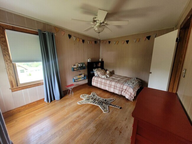 Building Photo - Tri level 3b2b home for rent with fenced i...