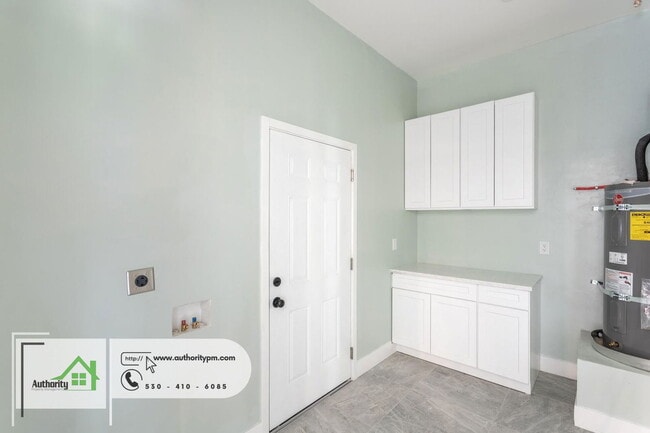 Building Photo - 1140 Redbud Dr