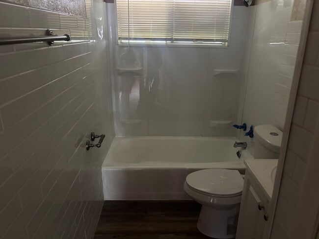 Building Photo - Spacious 3BD/1BA