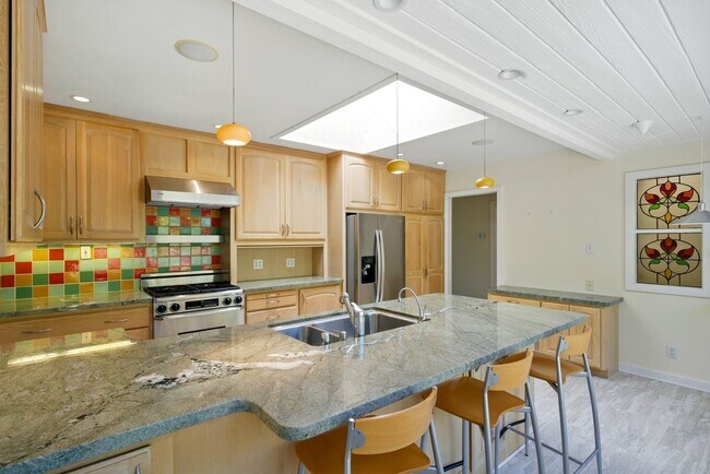 Building Photo - Gorgeous 4 bedroom home in Greenbrae with ...