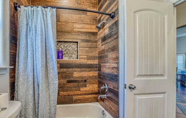 Building Photo - Eastside area for Short or Long Term Rental(Completely Furnished) Beautiful 4 bed/2 baths