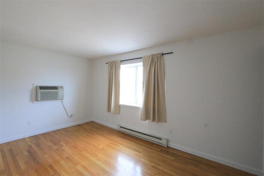 Building Photo - 72 Park St