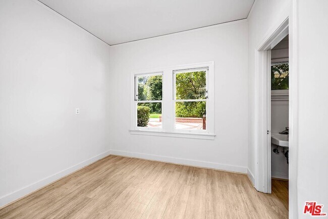 Building Photo - 809 N Bedford Dr