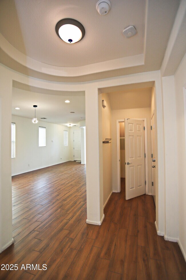 Building Photo - 1090 W Caroline Ln