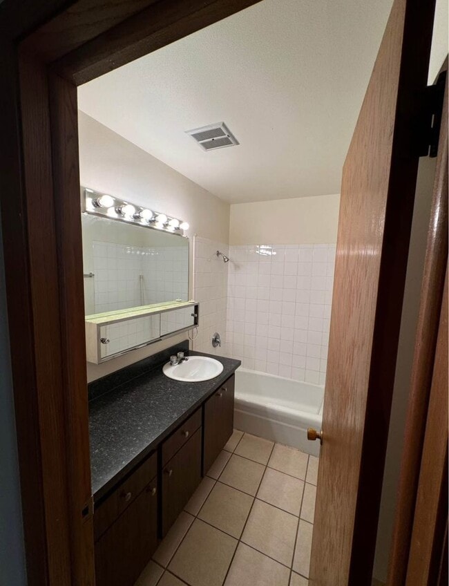 Building Photo - Spacious 2 Bedroom Apartment Available!