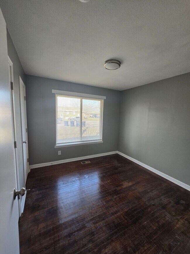 Building Photo - Renovated Duplex ready now