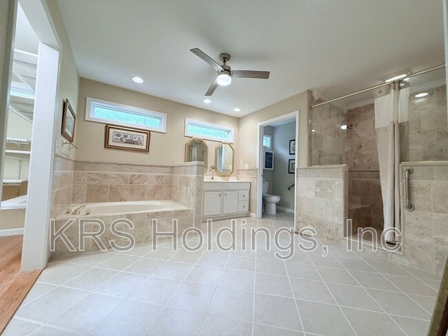 Building Photo - 715 White Oak Dr