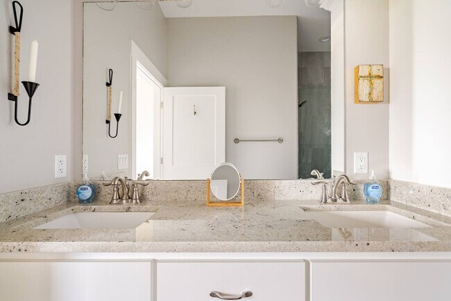 Building Photo - 804 1/2 Johnson Crawford Circle-SI ID1264805P