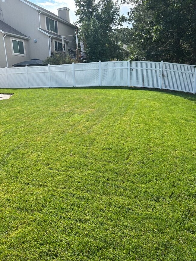 Building Photo - Don't miss out on this gorgeous and spacious basement apartment. It will go fast!!