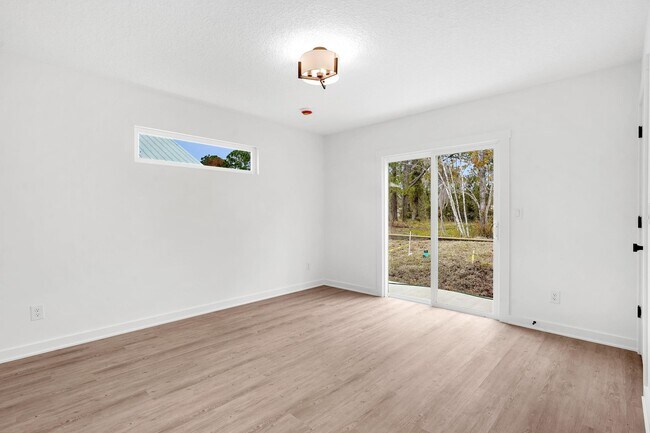 Building Photo - 964 W 9th St