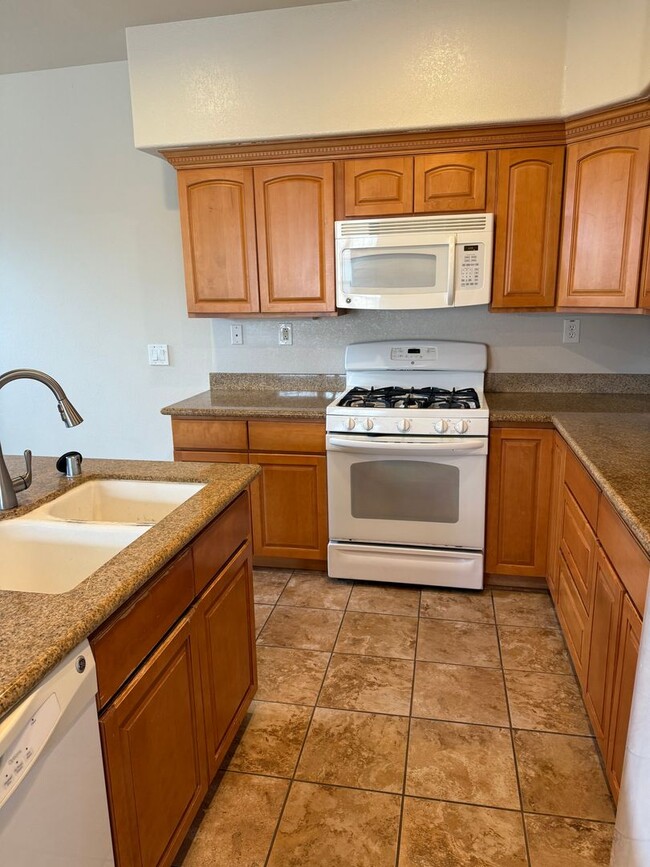 Building Photo - Beautifully Maintained 2 bedroom 2 bathroom Condo