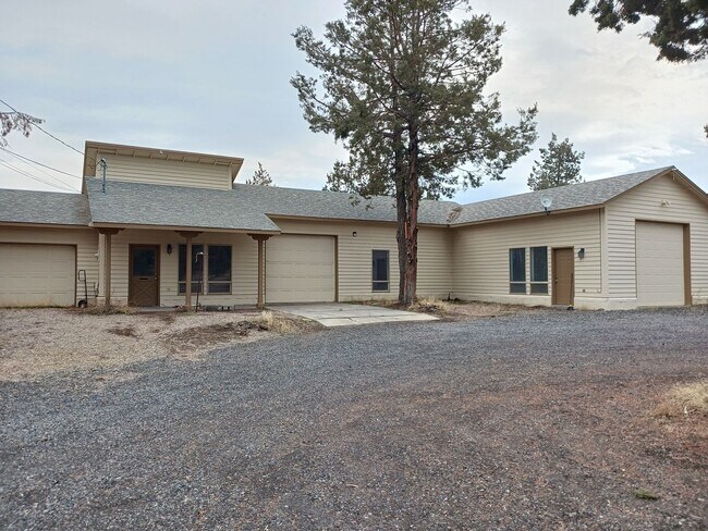 Building Photo - Beautiful Unique 4 Bedroom home with a loft & 3 full bathrooms! Move In Special $500 off first mo...