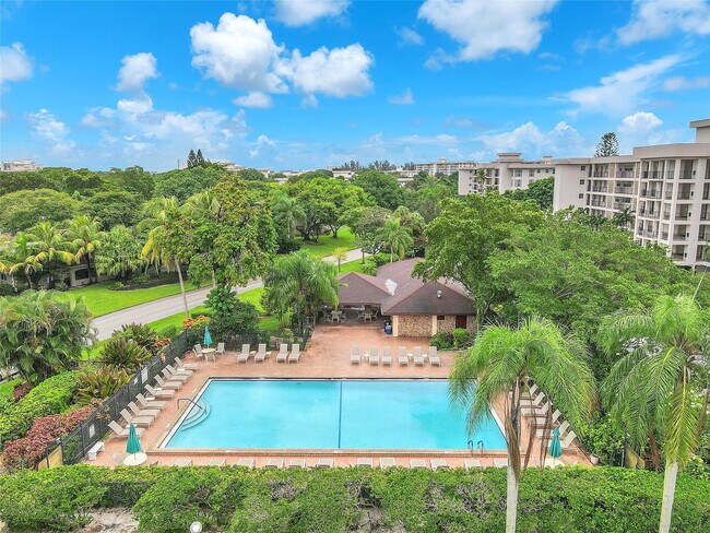 Building Photo - 3150 N Palm Aire Dr