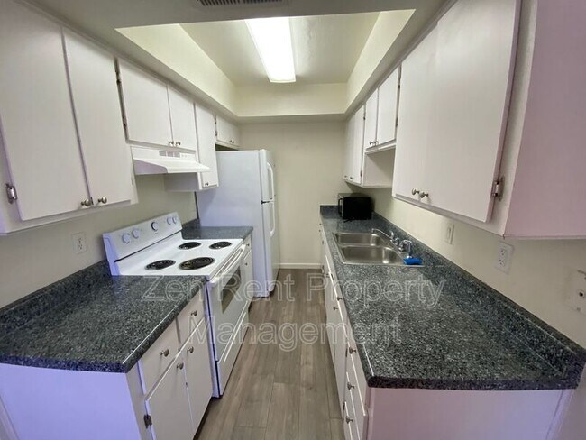 Building Photo - 286 W Palomino Dr