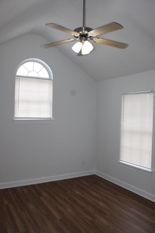 Building Photo - 900 SW Peach Tree Ln