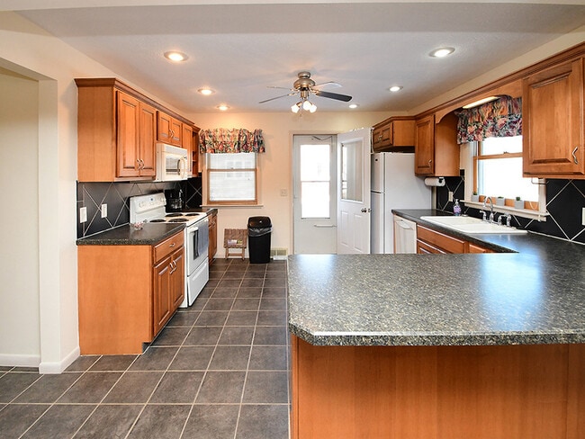 Building Photo - 705 E 9th St