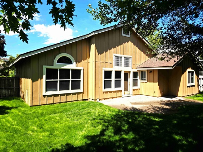 Building Photo - Beautifully Updated 3 Bedroom 2 Bath Updated Home in Lakeridge Springs Close to Community Pool an...