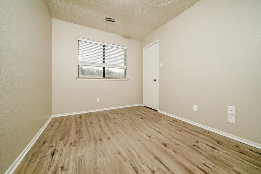 Building Photo - 1307 Jasmine Dr