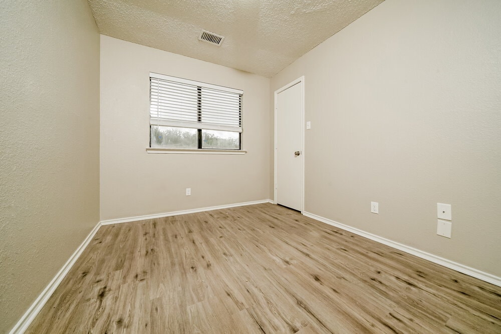 Building Photo - 1307 Jasmine Dr