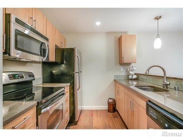 Kitchen offers stainless steel applicances, slab stone countertops - 15140 NE 82nd St