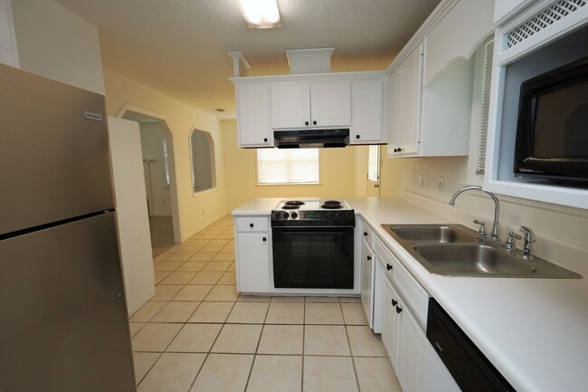 Building Photo - 4220 Wilshire Dr