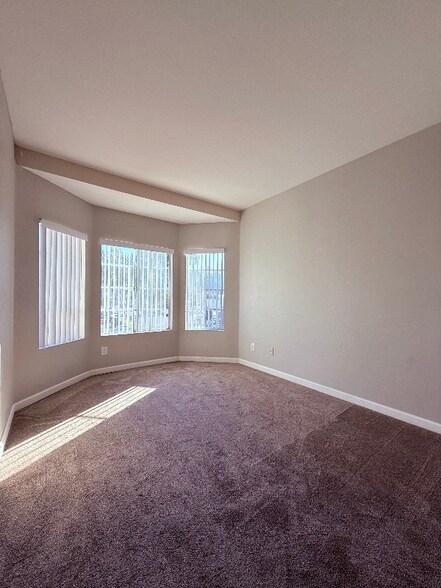 Building Photo - 1950 Camino De La Reina