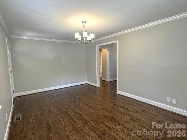 Building Photo - 2401 Roslyn Ave