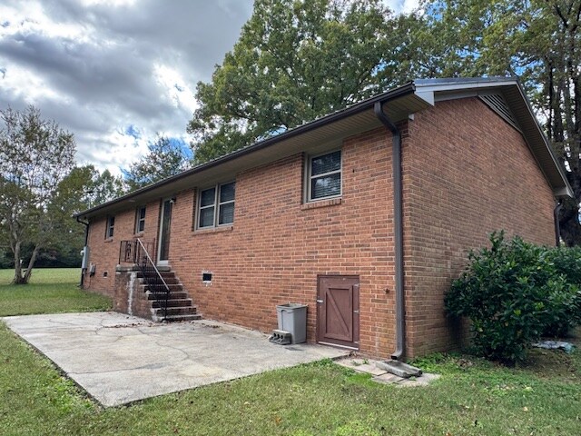 Building Photo - 123 Brightwood Church Rd