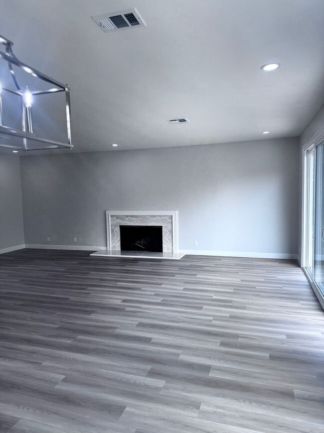 Building Photo - Spacious 3 Bed 2 Bath in Enderle Gardens: ...