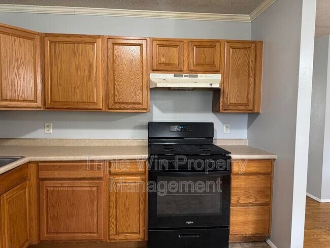 Building Photo - 220 Falcon Dr