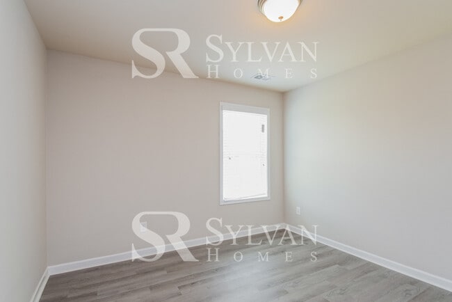 Building Photo - Spacious 3BR 2BA Home Awaits You!