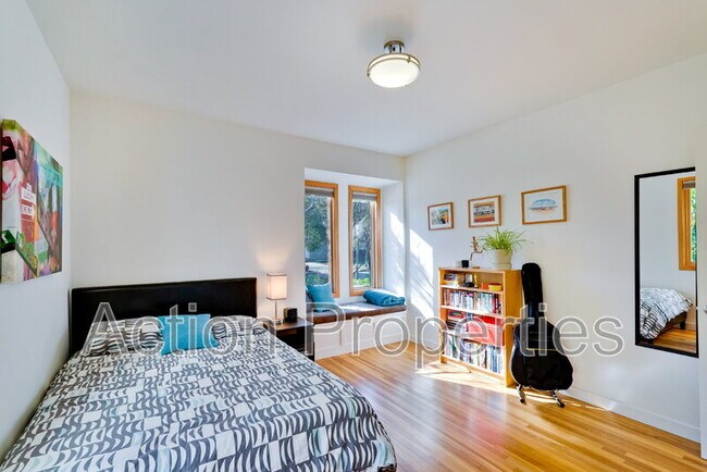 Building Photo - 360 Velarde St