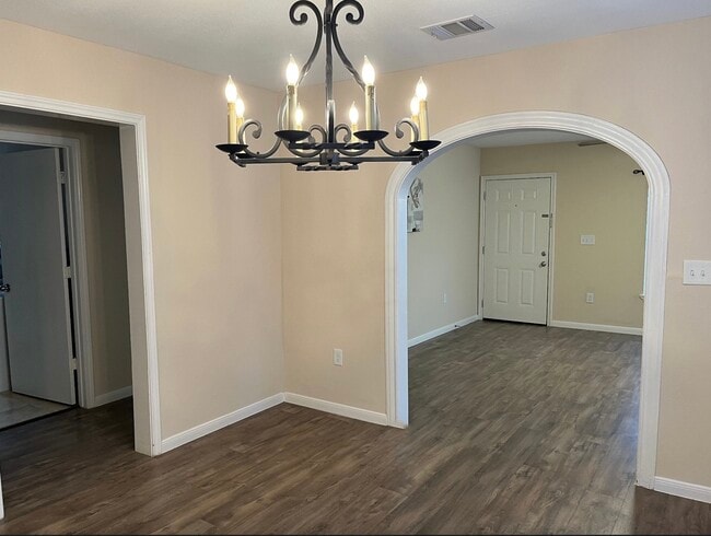 Building Photo - 104 N Eastwood St