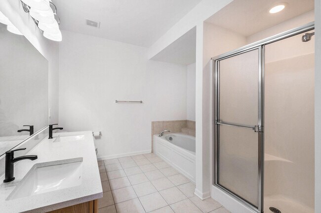 Building Photo - 2925 N Knightsbridge Cir
