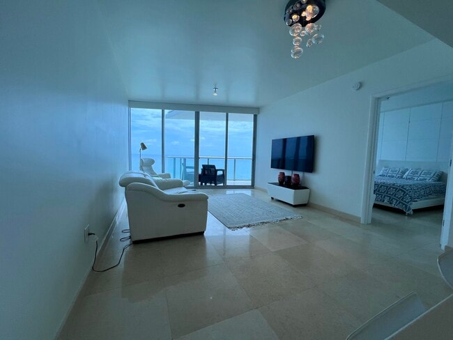 Building Photo - 17001 Collins Ave