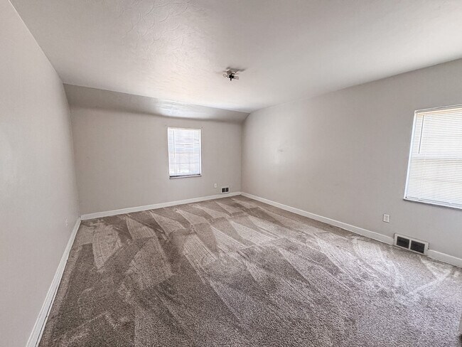 Building Photo - 2710 Henderson Rd