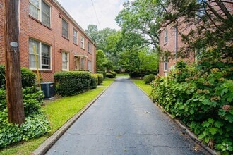 Building Photo - Renovated 1-Bedroom Condo in Heathwood Cou...