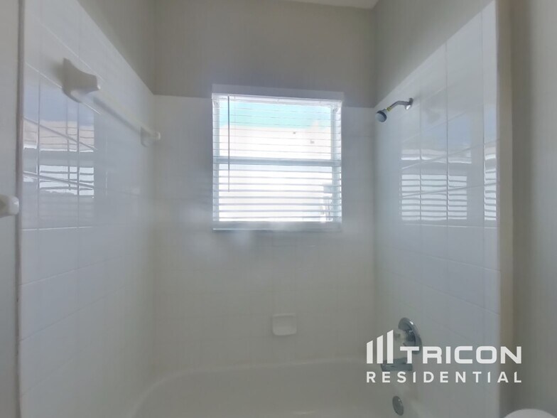Building Photo - 24409 Breezy Oak Ct