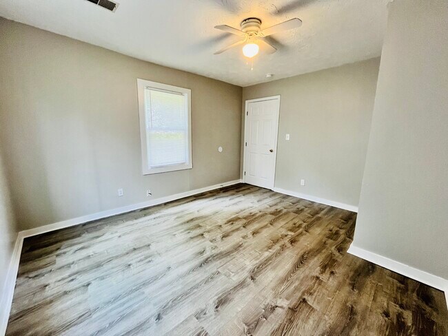 Building Photo - 4417 Sunset Ave