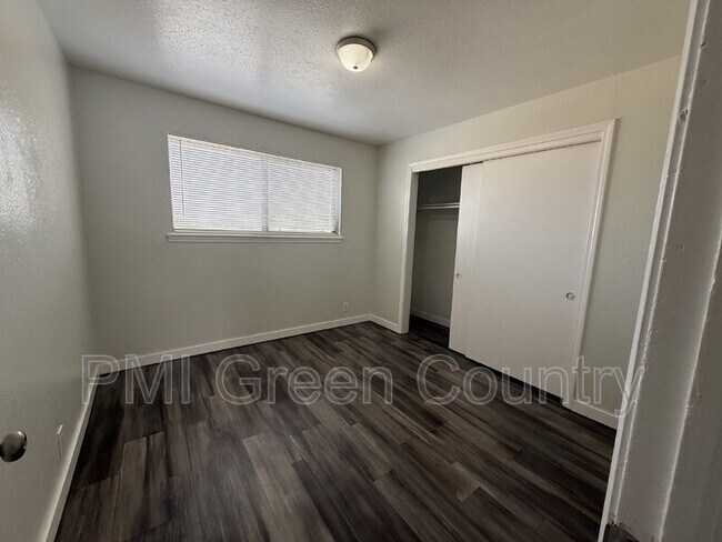 Building Photo - 917 N Yale Ave