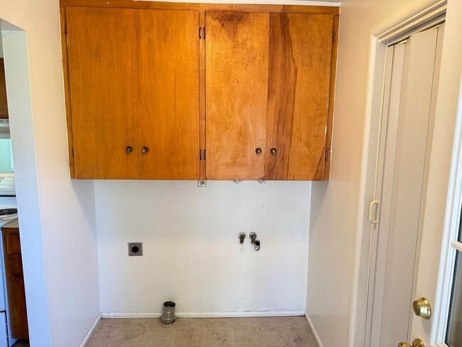 Building Photo - 1-bdroom, 1-bathroom duplex near Marie Jacob's Park!