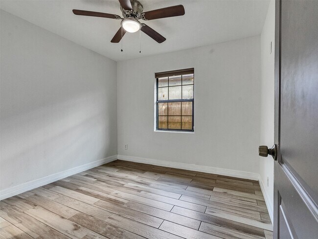 Building Photo - 667 Edgebrook Dr