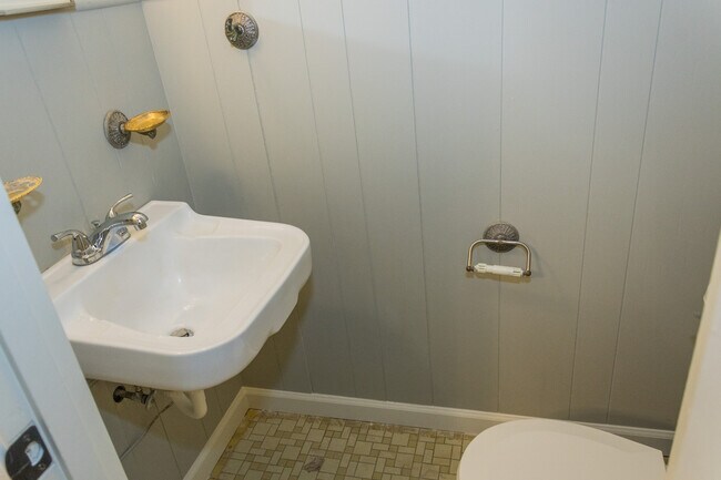 Building Photo - 3 Bed 1.5 Bath